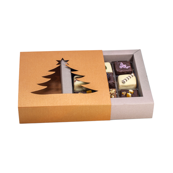 Goldene Geschenkbox mit verzierten Lebkuchenwürfeln